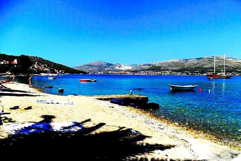 île de Ciovo, une maison individuelle de deux étages