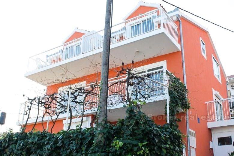 île de Ciovo, une maison individuelle de deux étages