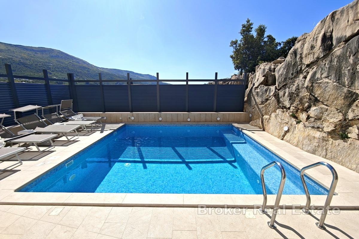 Split område - Lägenhetshus med pool nära havet