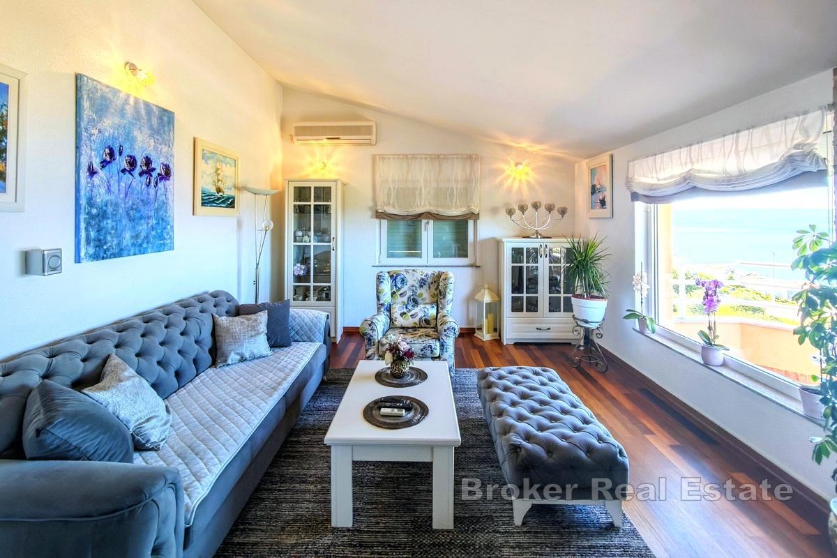 Split område - Lägenhetshus med pool nära havet