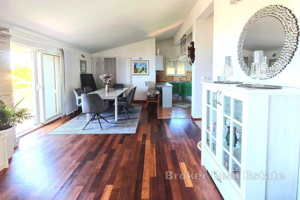 Split-Bereich - Apartmenthaus mit Swimmingpool in Meeresnähe