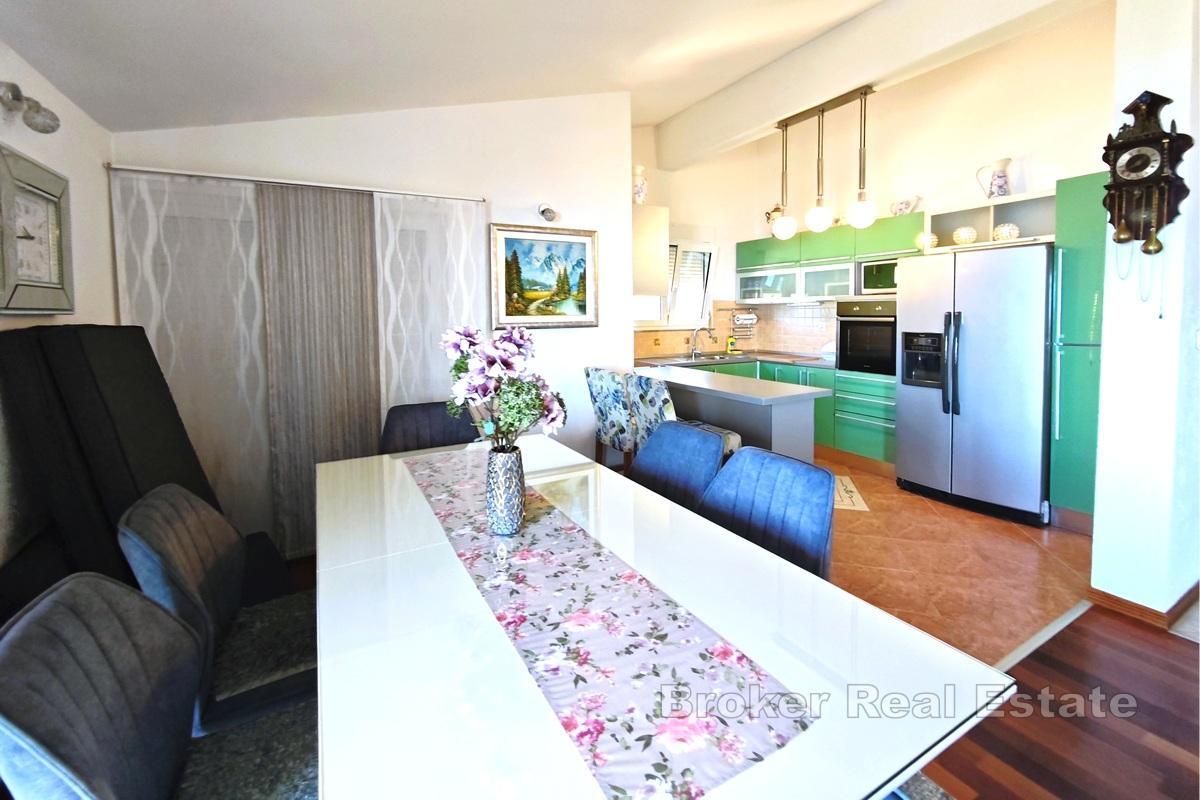 Split-Bereich - Apartmenthaus mit Swimmingpool in Meeresnähe