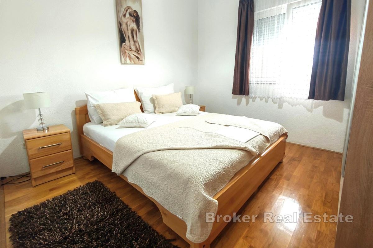 Split-Bereich - Apartmenthaus mit Swimmingpool in Meeresnähe