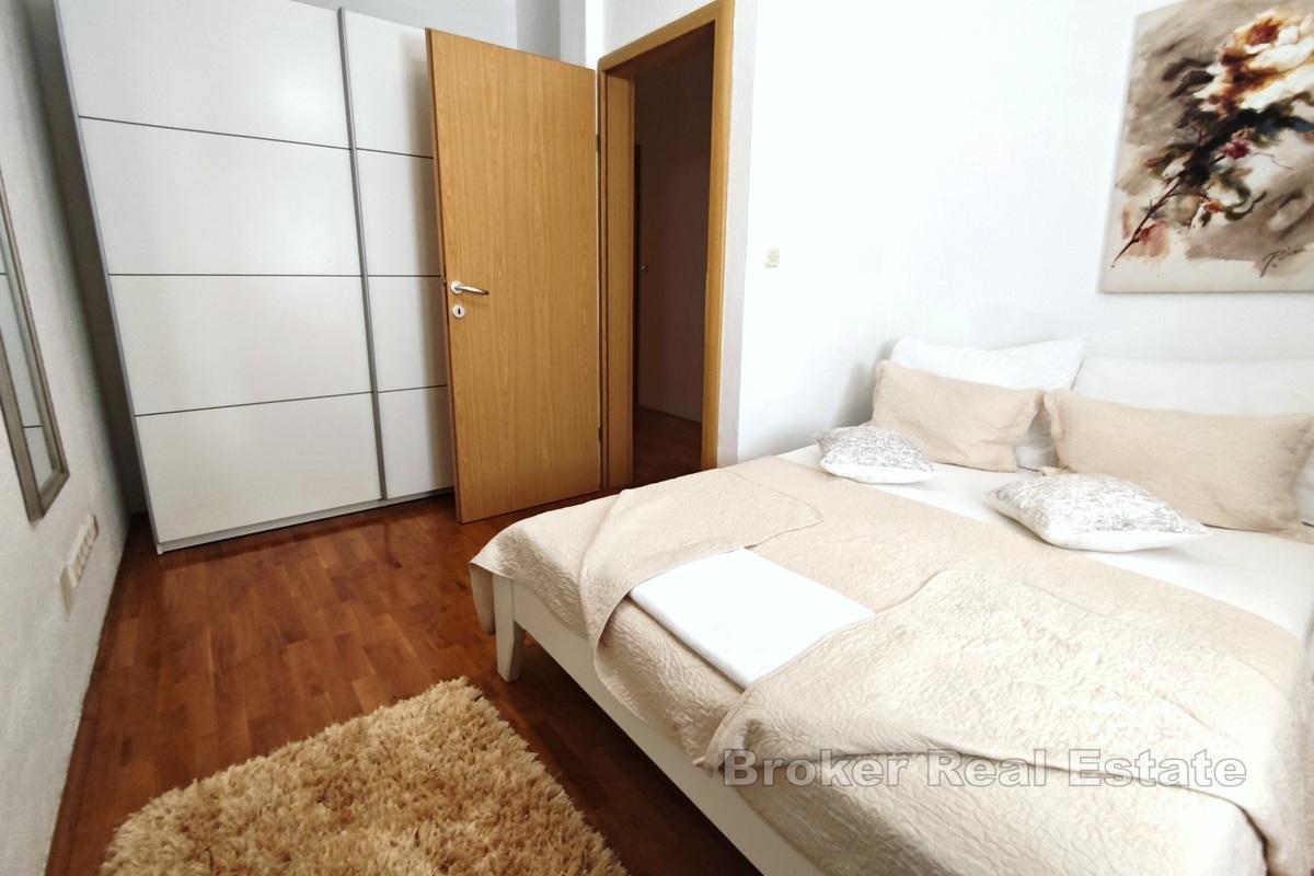 Split-Bereich - Apartmenthaus mit Swimmingpool in Meeresnähe