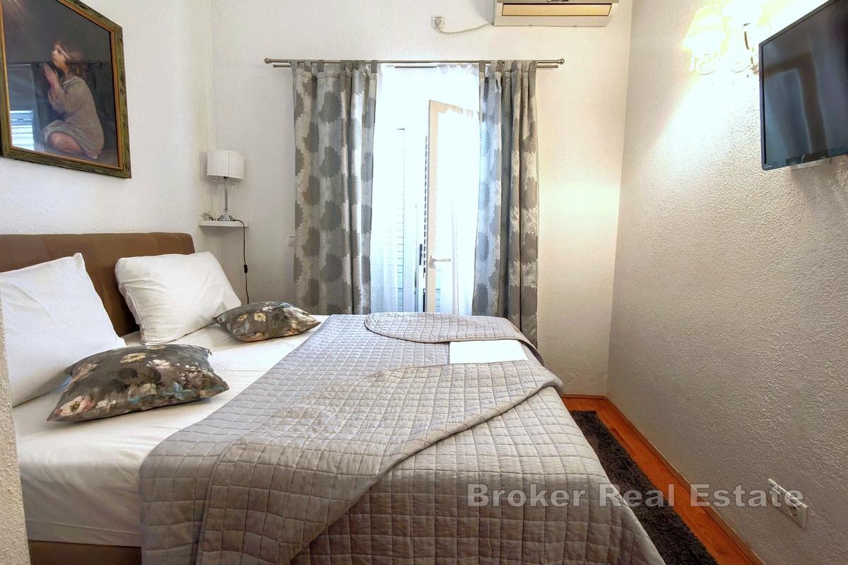 Split-Bereich - Apartmenthaus mit Swimmingpool in Meeresnähe