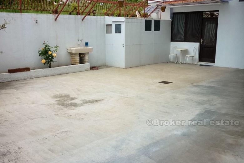 Сплит, цокольный этаж в небольшом здании