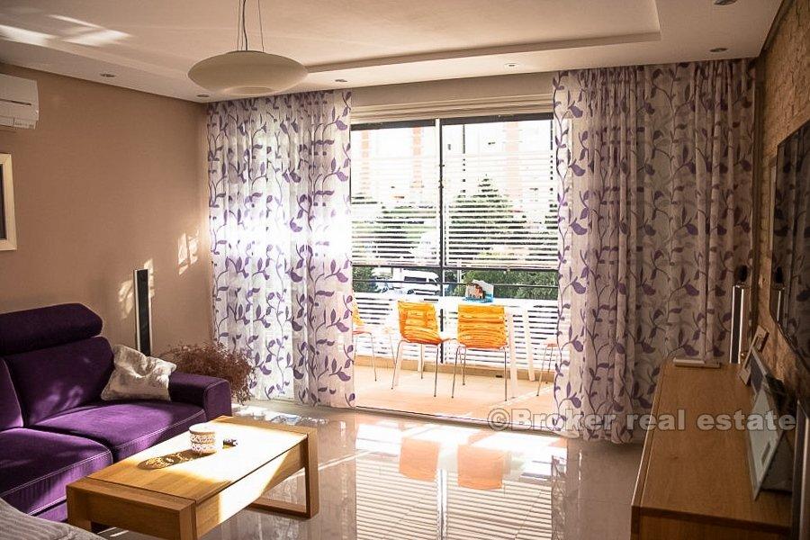 Split, Trstenik, odnowiony apartament z dwoma sypialniami