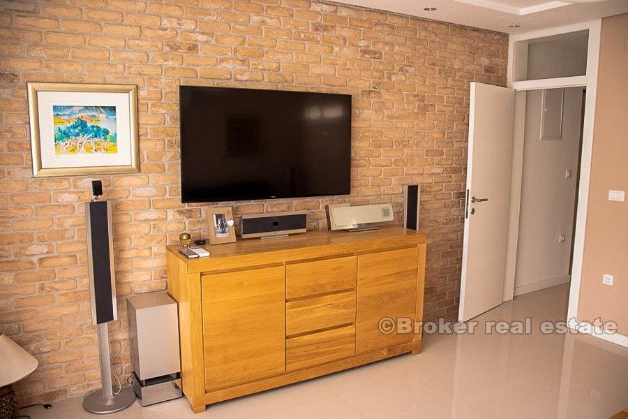 Split, Trstenik, odnowiony apartament z dwoma sypialniami