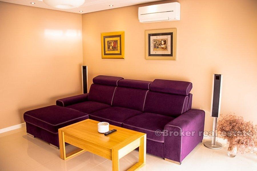 Split, Trstenik, odnowiony apartament z dwoma sypialniami