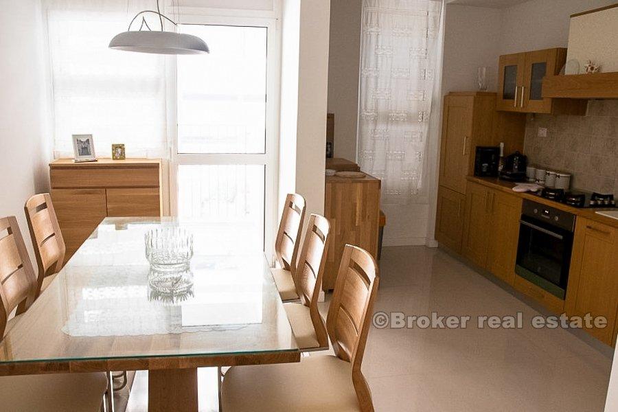 Split, Trstenik, odnowiony apartament z dwoma sypialniami