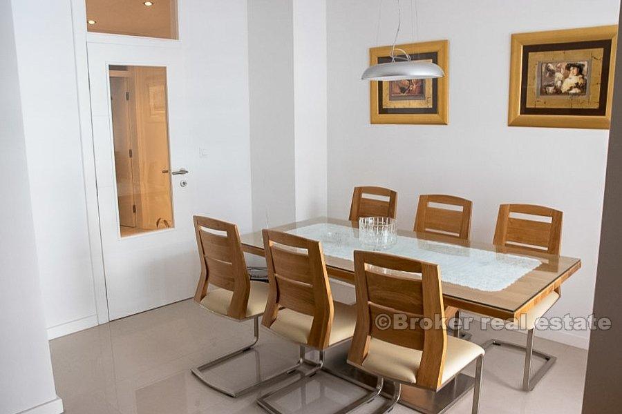 Split, Trstenik, odnowiony apartament z dwoma sypialniami