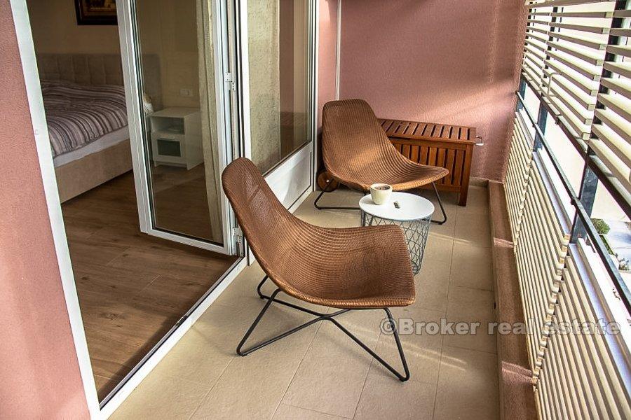 Split, Trstenik, odnowiony apartament z dwoma sypialniami