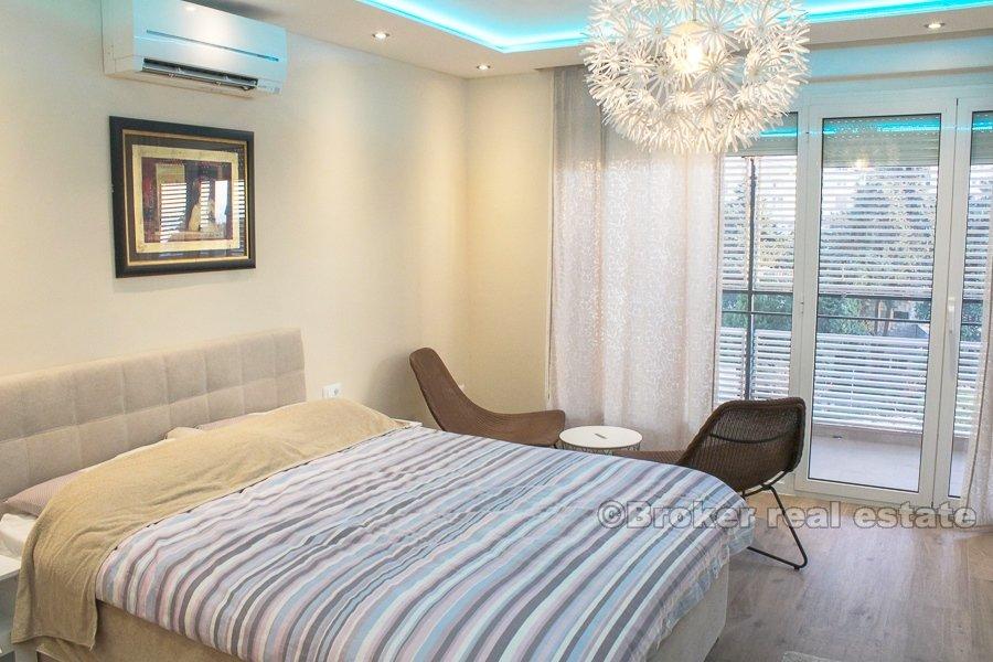 Split, Trstenik, odnowiony apartament z dwoma sypialniami