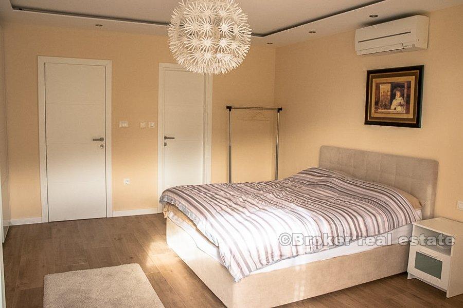 Split, Trstenik, odnowiony apartament z dwoma sypialniami
