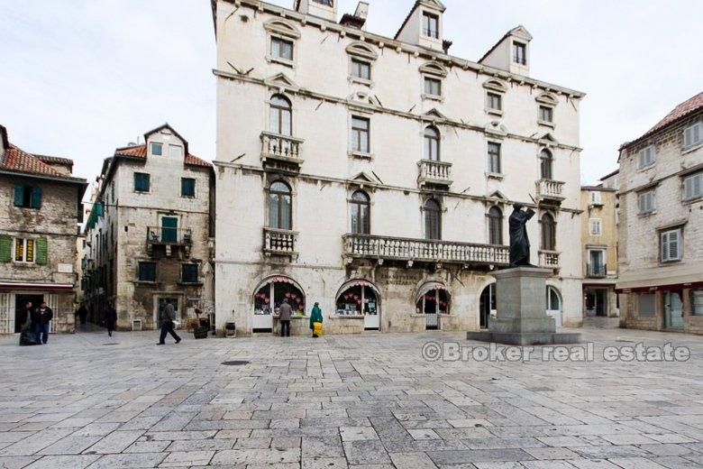 Spalato, centro, appartamento con tre camere da letto