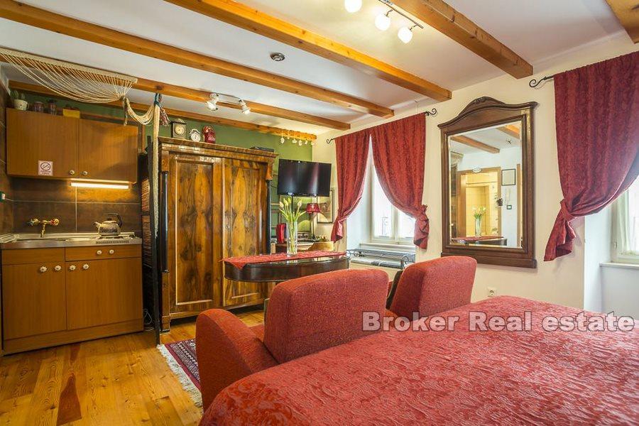 Split, Centar, jedinstvena kamena kuća u Dioklecijanovoj palači