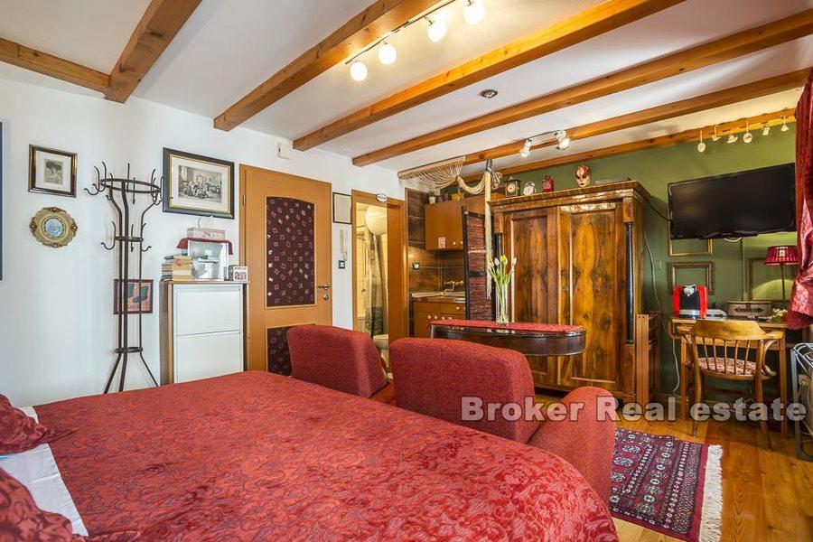 Split, Centar, jedinstvena kamena kuća u Dioklecijanovoj palači