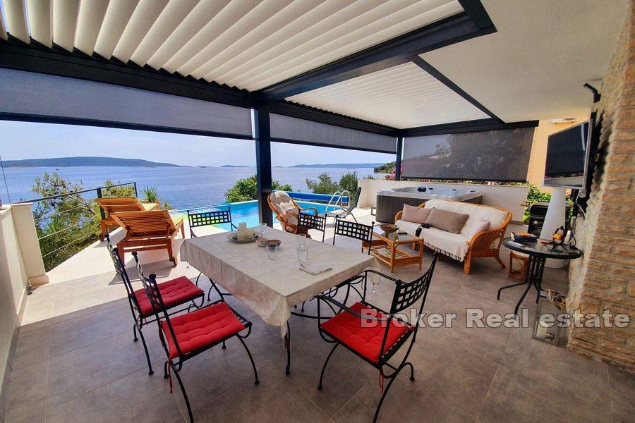 Île de Ciovo, maison avec piscine au bord de la mer