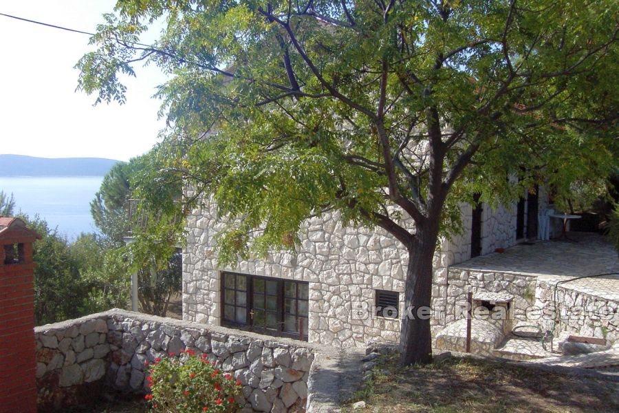 Ostrov Hvar - kamenný dům s výhledem na moře