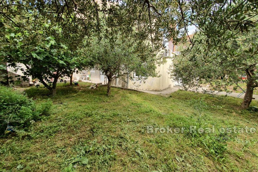 Split - Semi-detached house with garden
