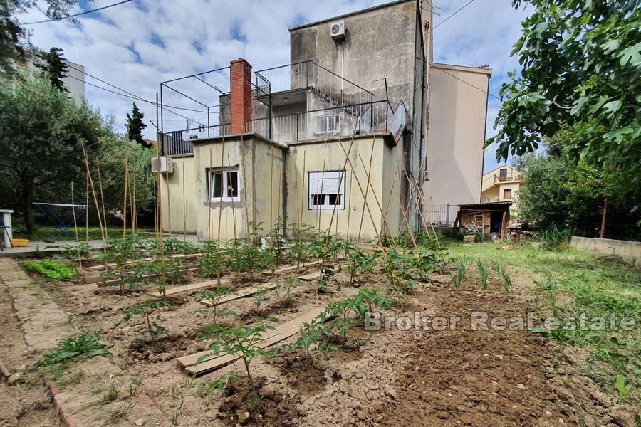 Split - Semi-detached house with garden