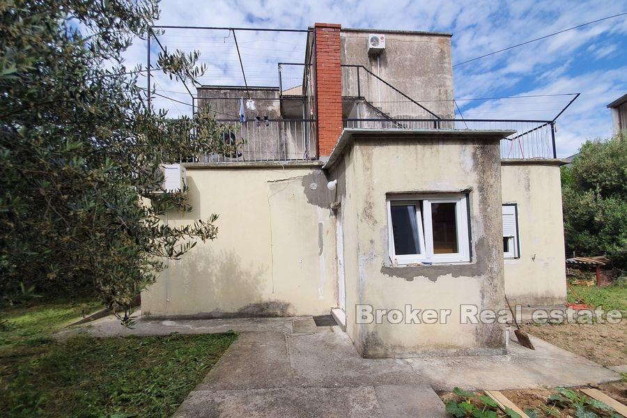 Split - Semi-detached house with garden