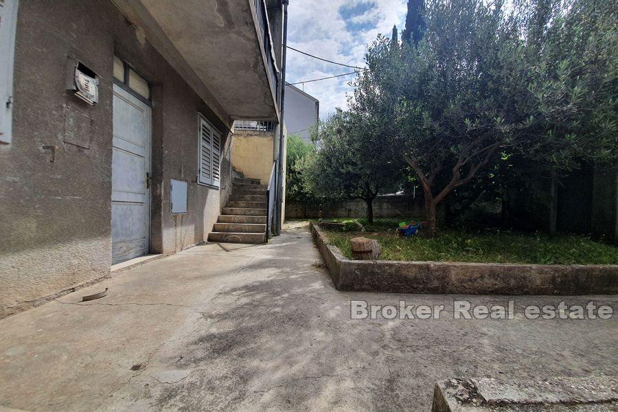 Split - Semi-detached house with garden