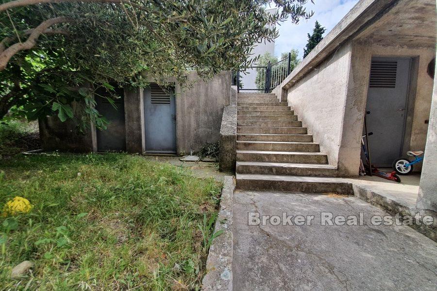 Split - Semi-detached house with garden