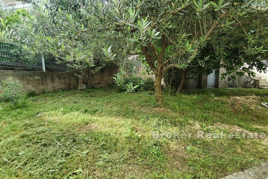 Split - Semi-detached house with garden