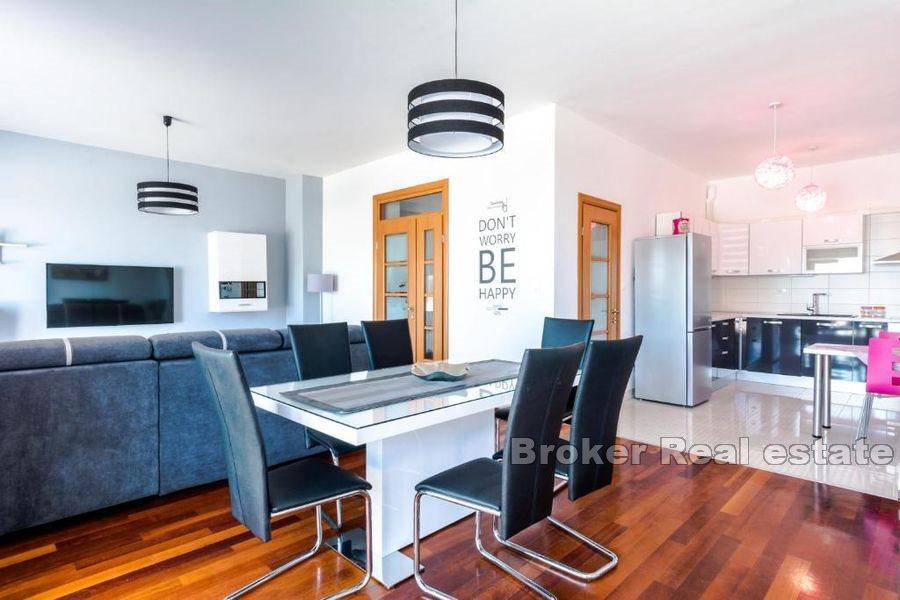 Split - Žnjan, byt se dvěma ložnicemi a terasou