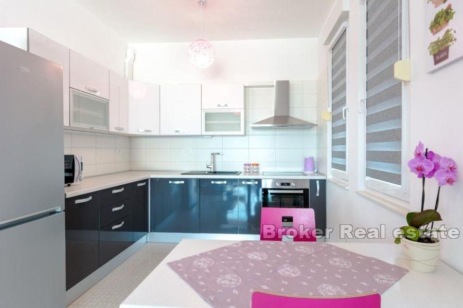 Split - Žnjan, byt se dvěma ložnicemi a terasou