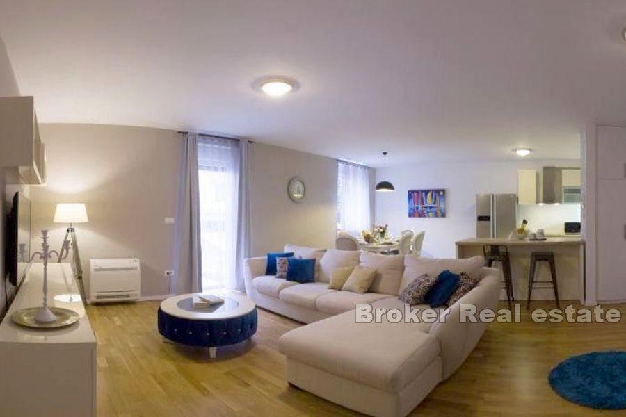 Split - Bačvice, to leiligheter i ny bygning med basseng