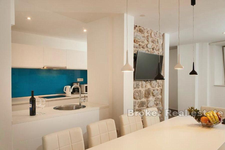 Brac - Hus med pool vid havet