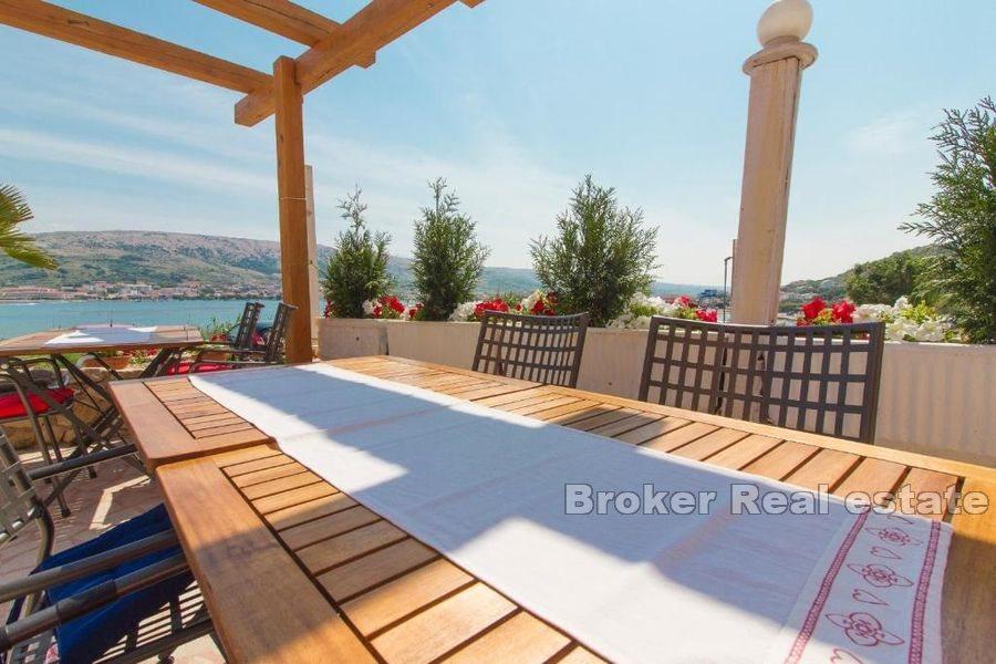 Pag - Dom/mini hotel przy plaży z widokiem na morze