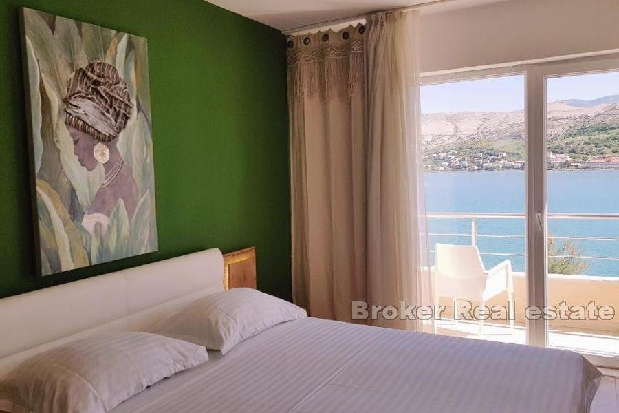 Pag - Dom/mini hotel przy plaży z widokiem na morze