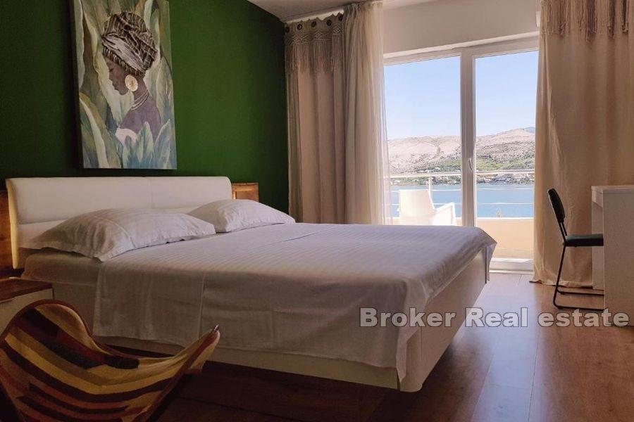 Pag - Dom/mini hotel przy plaży z widokiem na morze