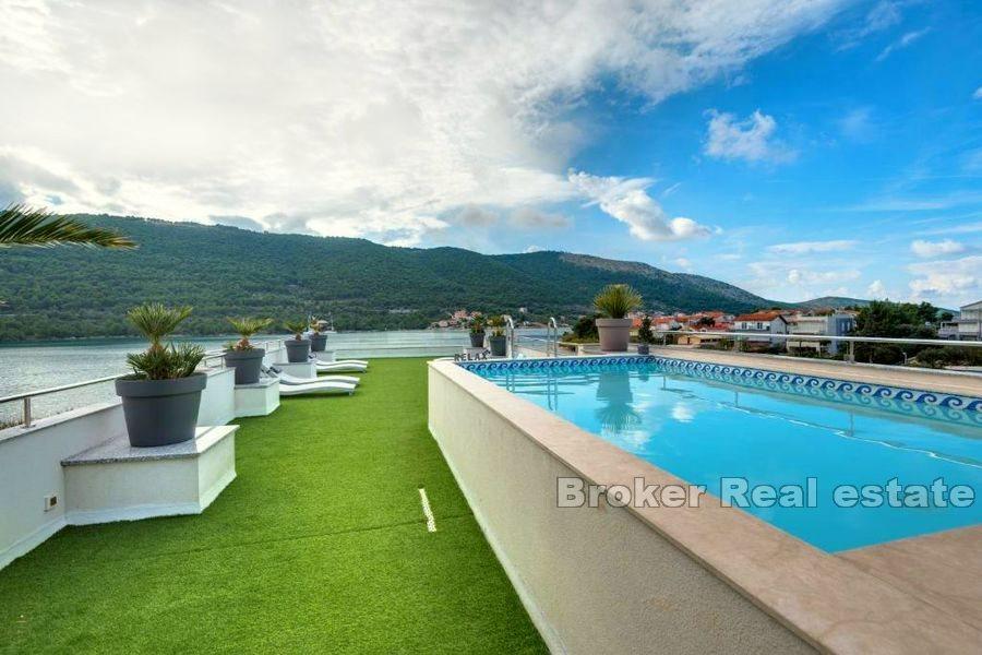 Sibenik - Dom z restauracją nad morzem