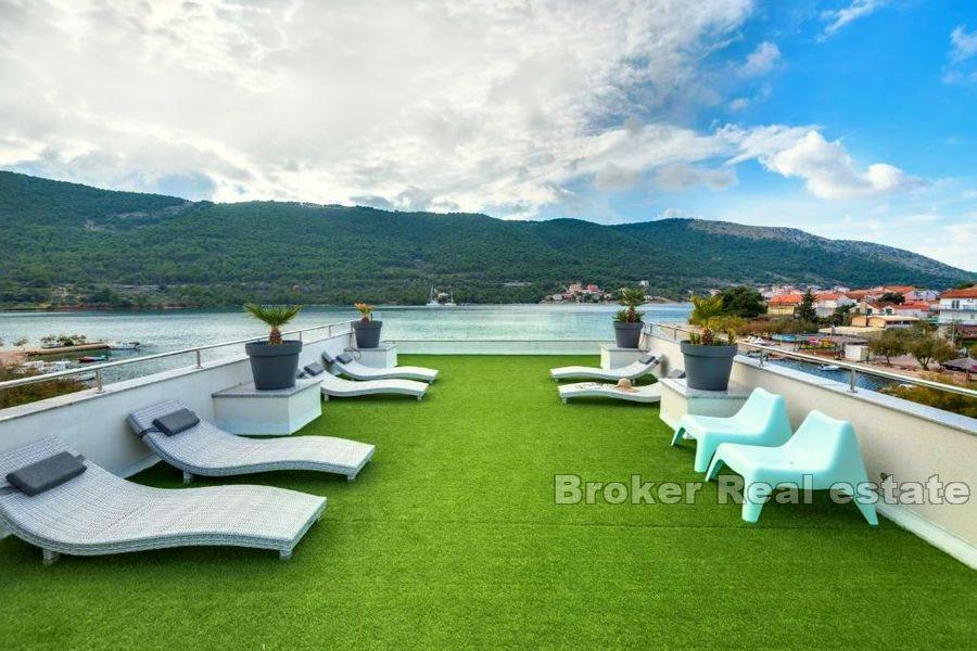 Sibenik - Dom z restauracją nad morzem