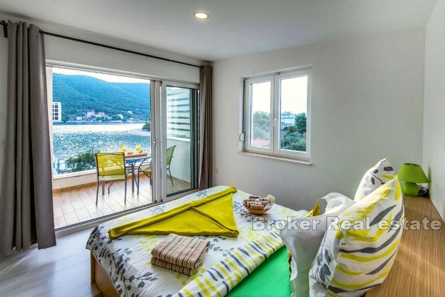 Sibenik - Dom z restauracją nad morzem