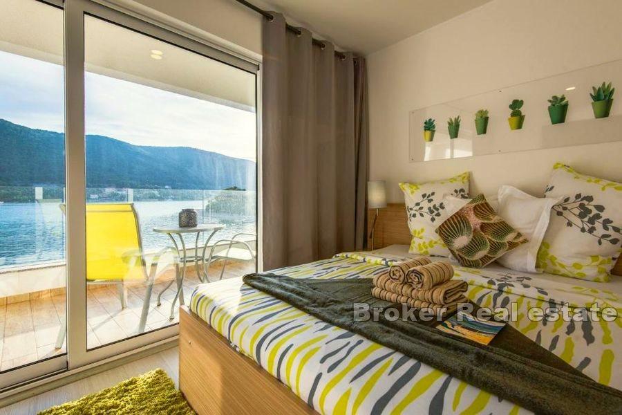 Sibenik - Dom z restauracją nad morzem