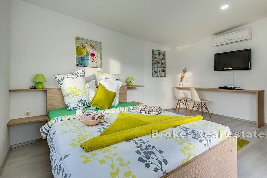 Sibenik - Dom z restauracją nad morzem