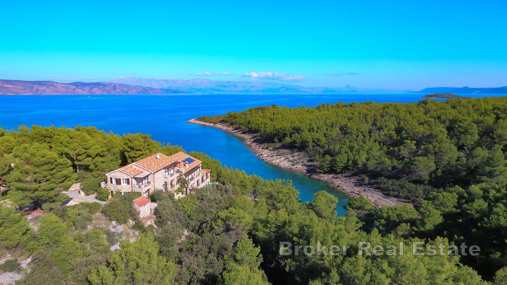 Ostrov Hvar - Kamenný dom v zálive, prvý rad k moru