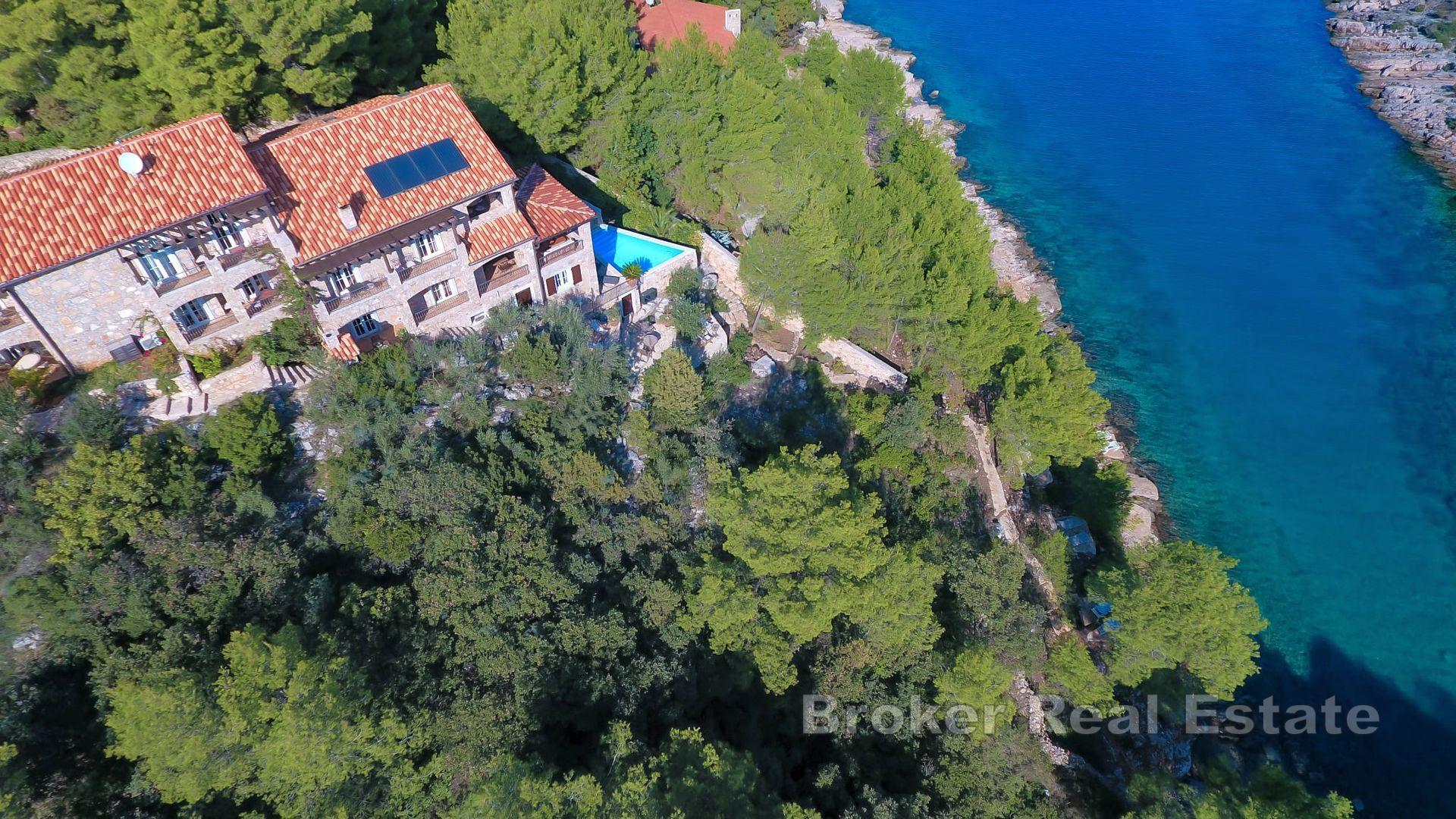 Ostrov Hvar - Kamenný dom v zálive, prvý rad k moru