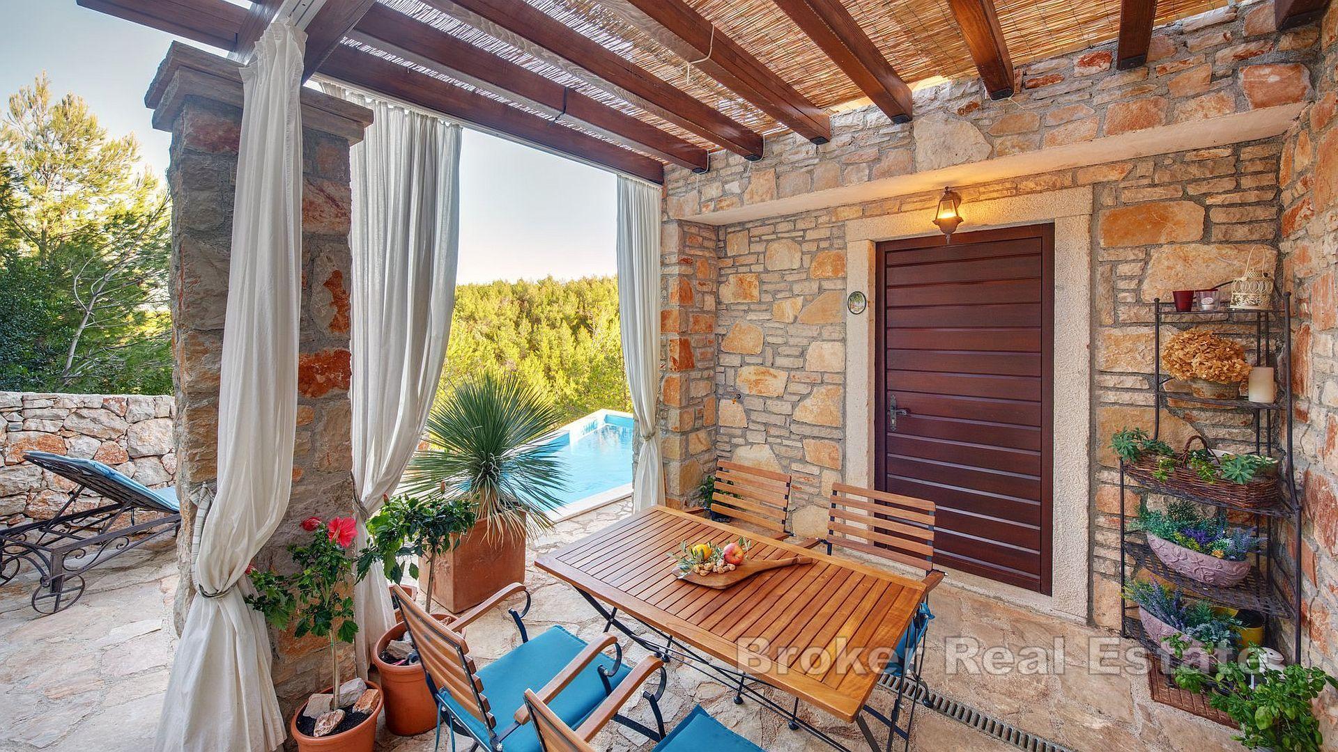 Ostrov Hvar - Kamenný dom v zálive, prvý rad k moru