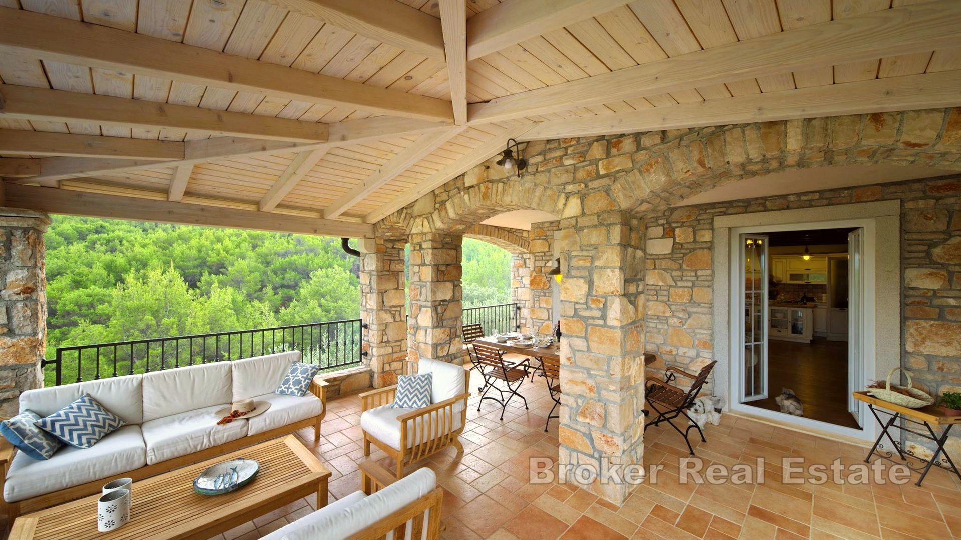 Wyspa Hvar - Kamienny dom w zatoce, pierwszy rząd do morza