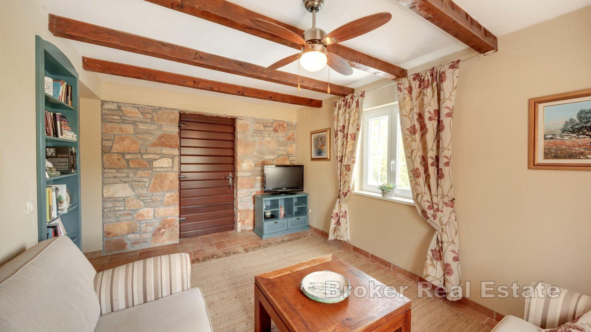 Wyspa Hvar - Kamienny dom w zatoce, pierwszy rząd do morza