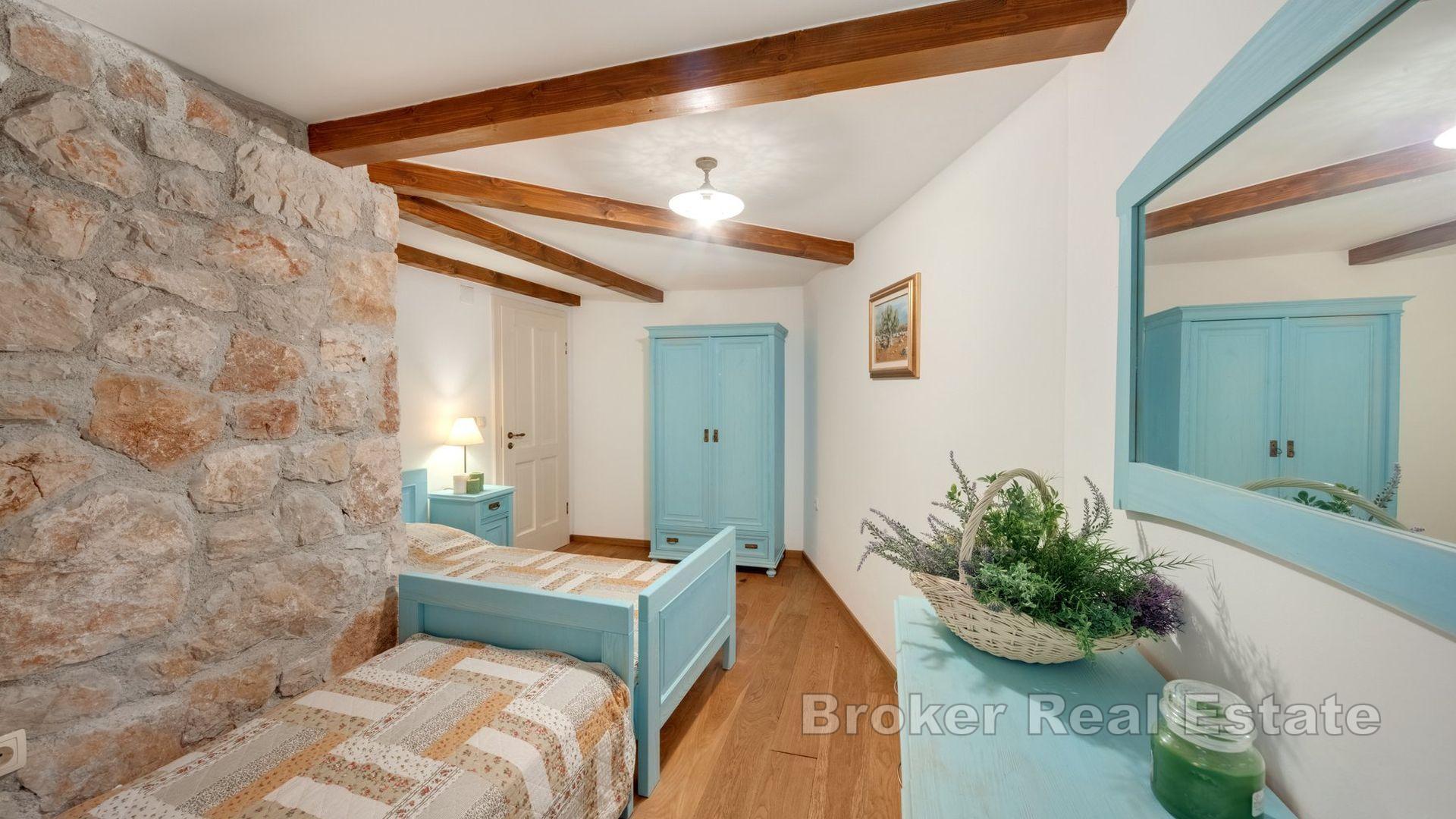 Ostrov Hvar - Kamenný dom v zálive, prvý rad k moru