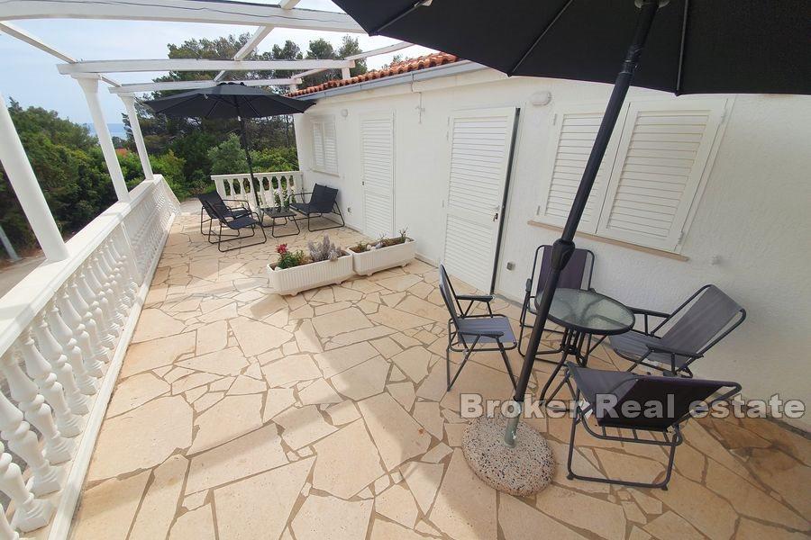 Øya Brač - Første etasje med anlagt hage