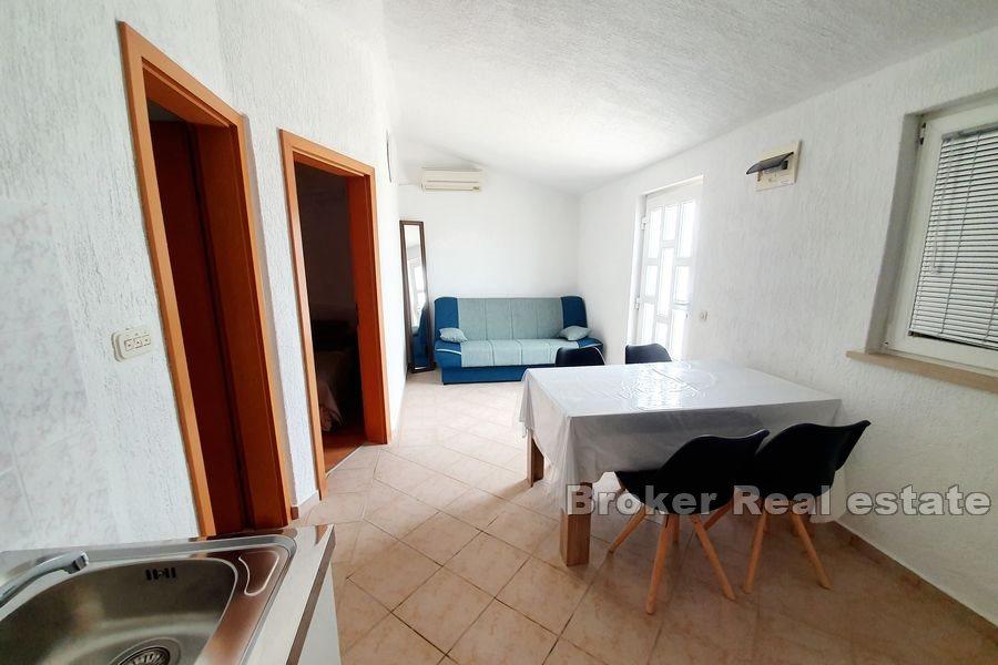 Øya Brač - Første etasje med anlagt hage