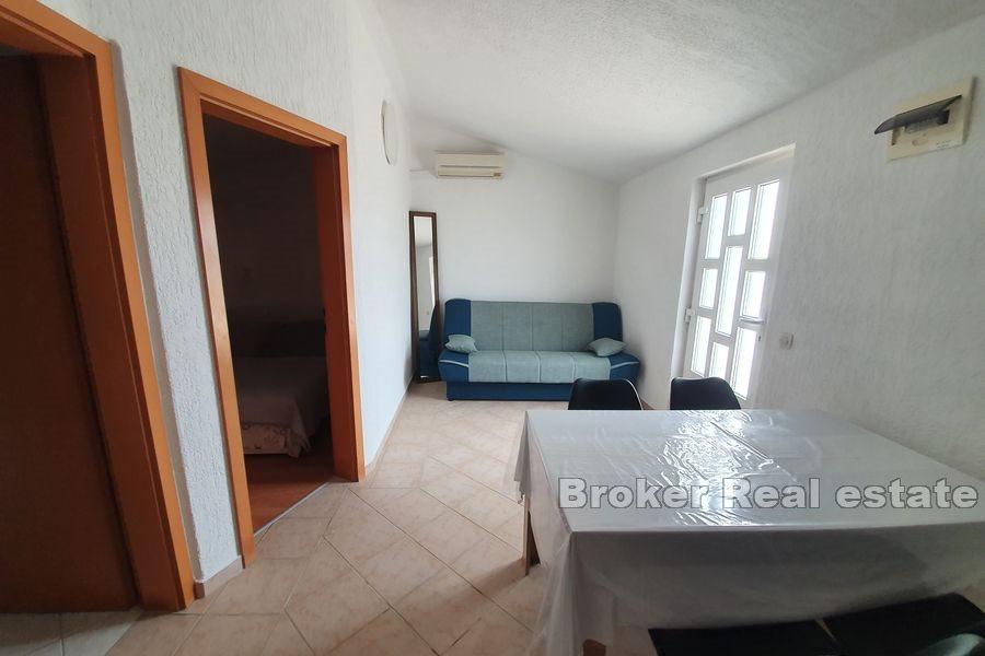 Øya Brač - Første etasje med anlagt hage